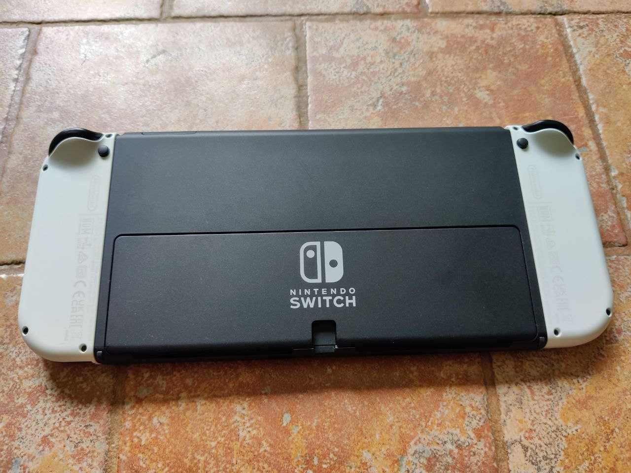 Nintendo Switch OLED - конзола, твърда опаковка и PRO джойстик