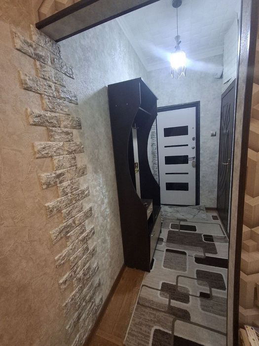 Продаю свою  2/4/4переделаную в 3х учтепа 21квартал стоянка возле дома