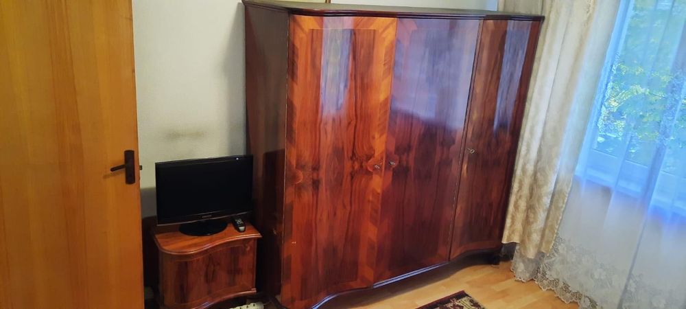 Mobilier dormitor complet – dulap, pat dublu cu saltea și noptiere