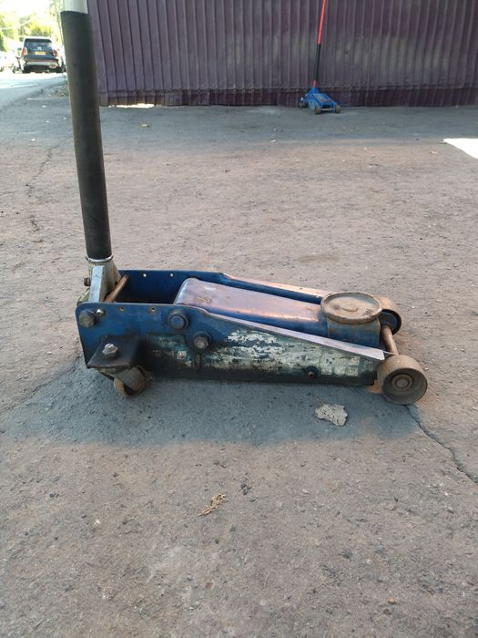 Домкрат профессиональный