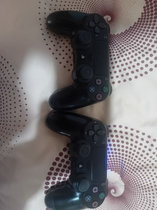 Playstation 4  cu doua joystick-uri