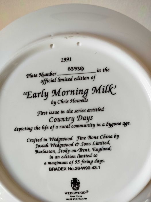 Порцеланова чиния Early Morning Milk от Chris Howells / и Дядо Коледа