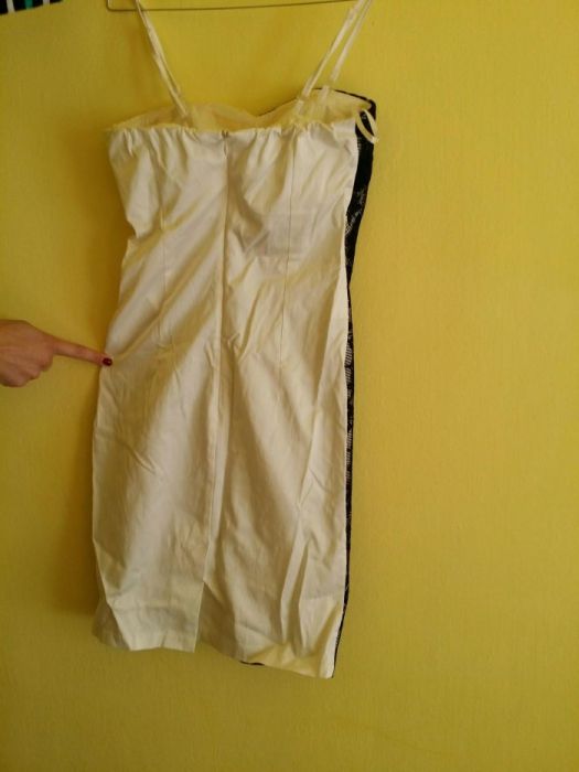 Vand  rochie de seara culoare bej cu dantela neagra