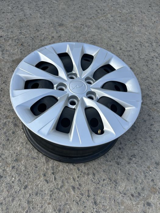 Продается ! Киахюндай   диски с калпаком в отл состаяние цена договарн