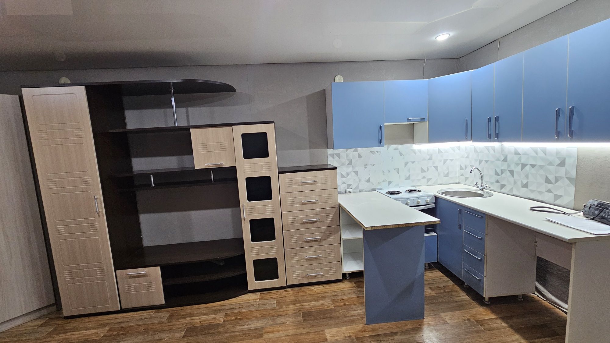 Продам 1,5-комнатную квартиру ул. Красина 1, 8/9