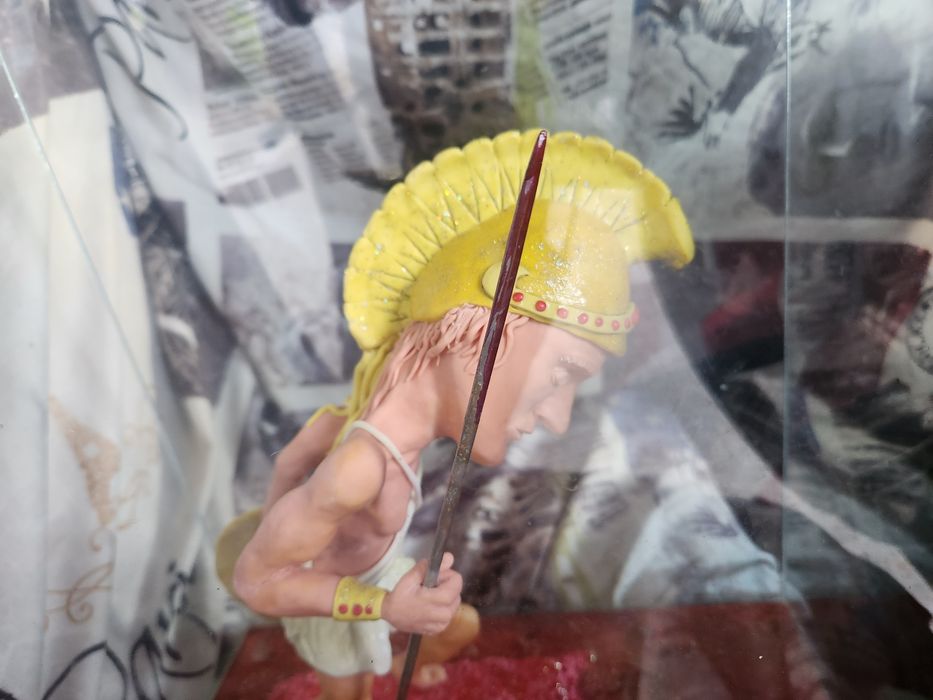 Figurina de colecție în stativ