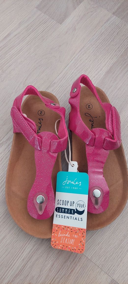 GUESS, ADIDAS, MICHAEL KORS, Moschino, New Balance, Liu Jo