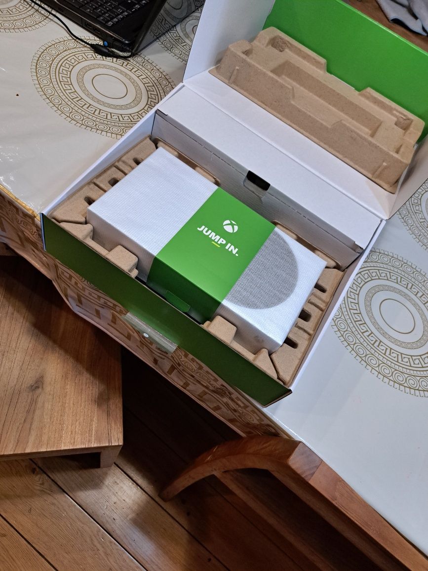 продам Xbox Series S