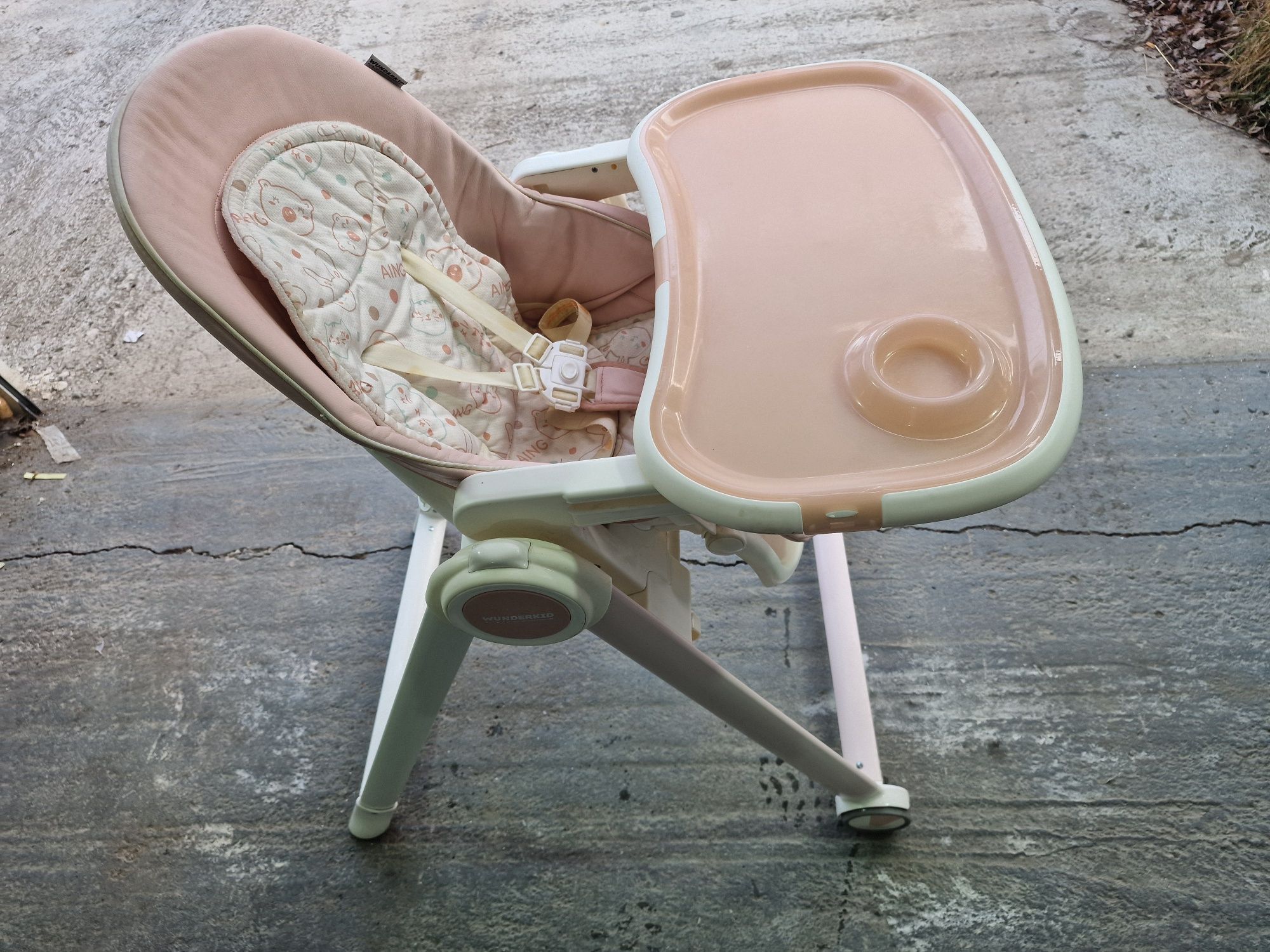 Scaun de masa Wunderkid Joy, Roz