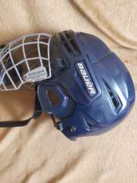 Шлем для хоккея.