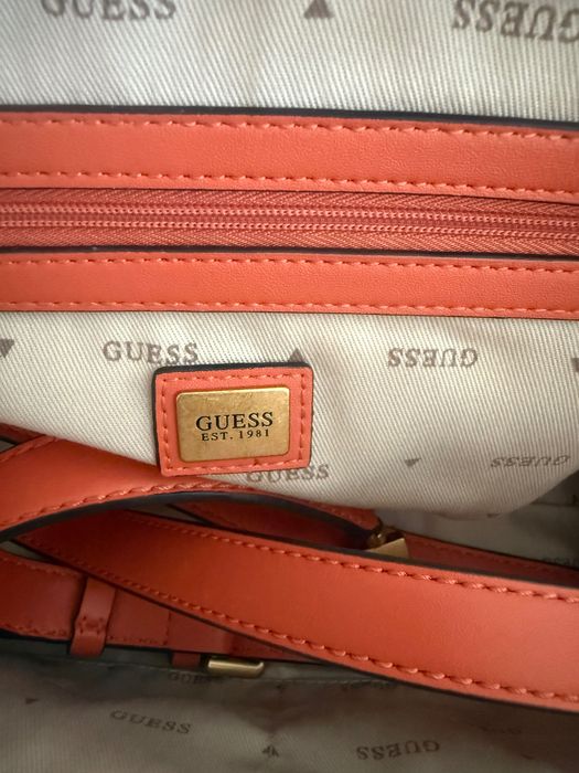 Дамска кожена чанта Guess