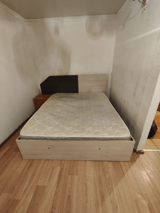 Срочно продам кровать с матрасом