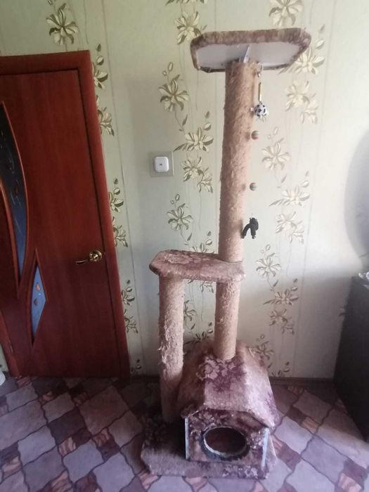 Домик с когтеточкой для котов