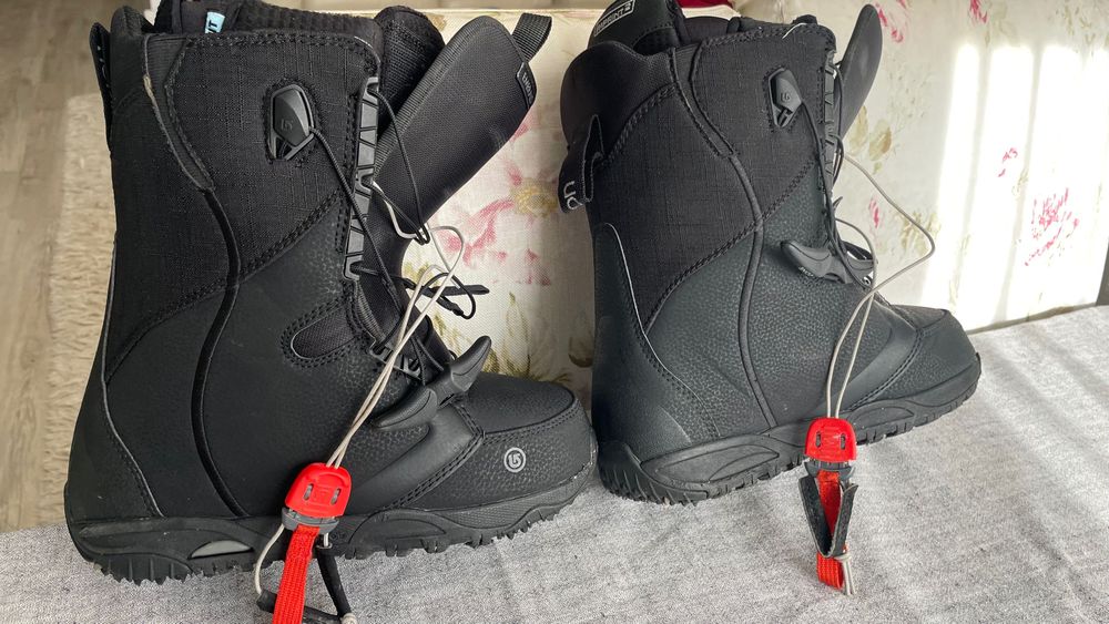 Boots snowboard fete Burton Emerald marime 36.5