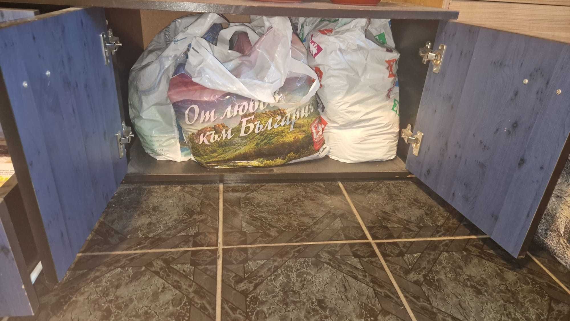 Холна секция с вградено осветление и витрина в добро състояние.