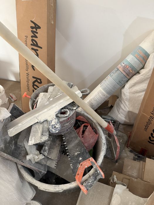 Инструменты и остатки строй материалов