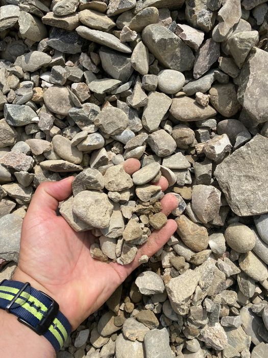 Piatra spartă 0-63 mm
(concasat din bolovani de rau)