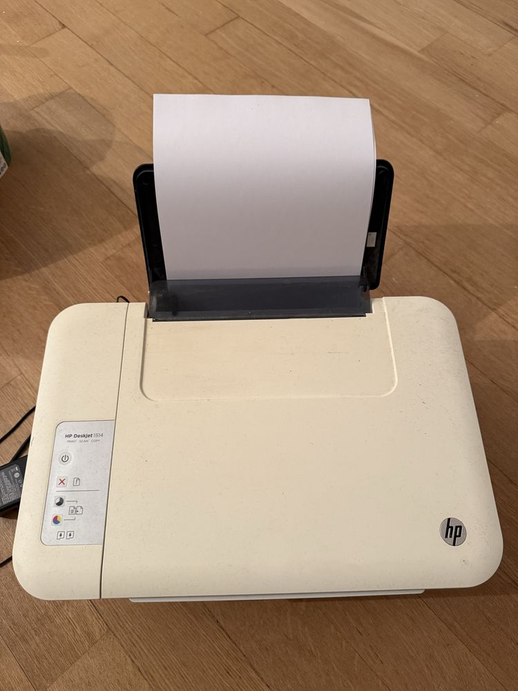 Продавам принтер и скенер HP Deskjet 1514