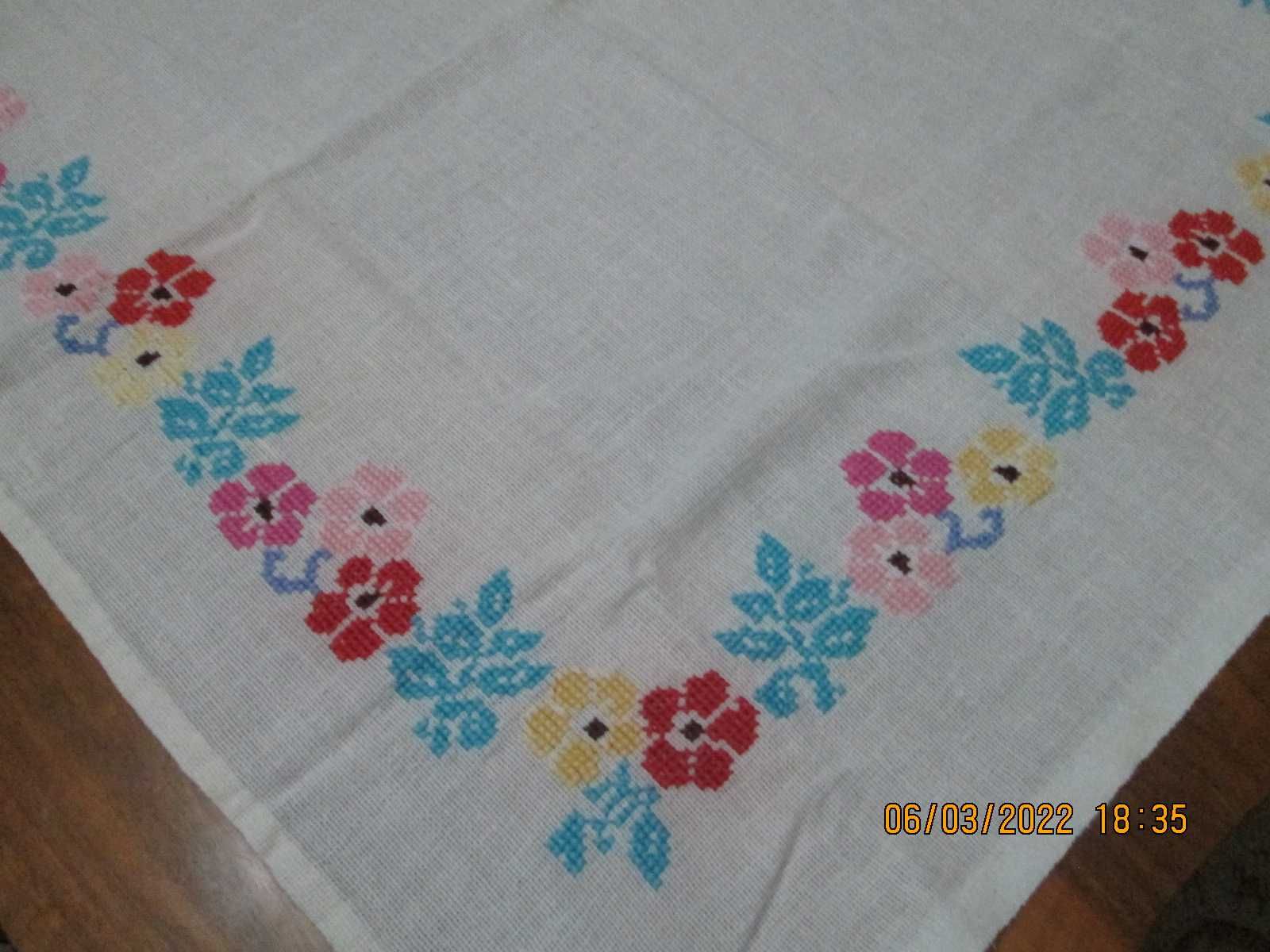 Broderii manuale pe etamina, anii '60-'70 (fete masa medii)