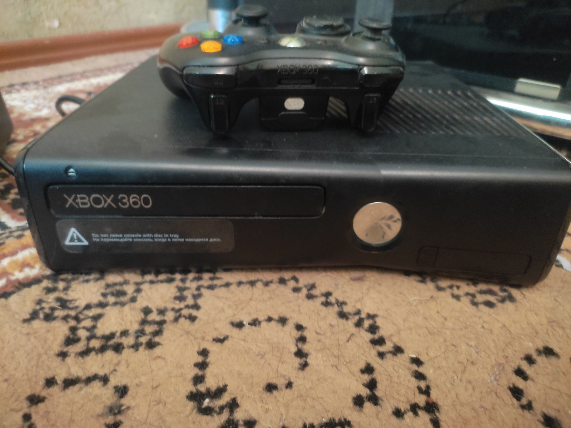 Продаетса XBOX360  в отличном состояние  с одним  дистанционном жёстик