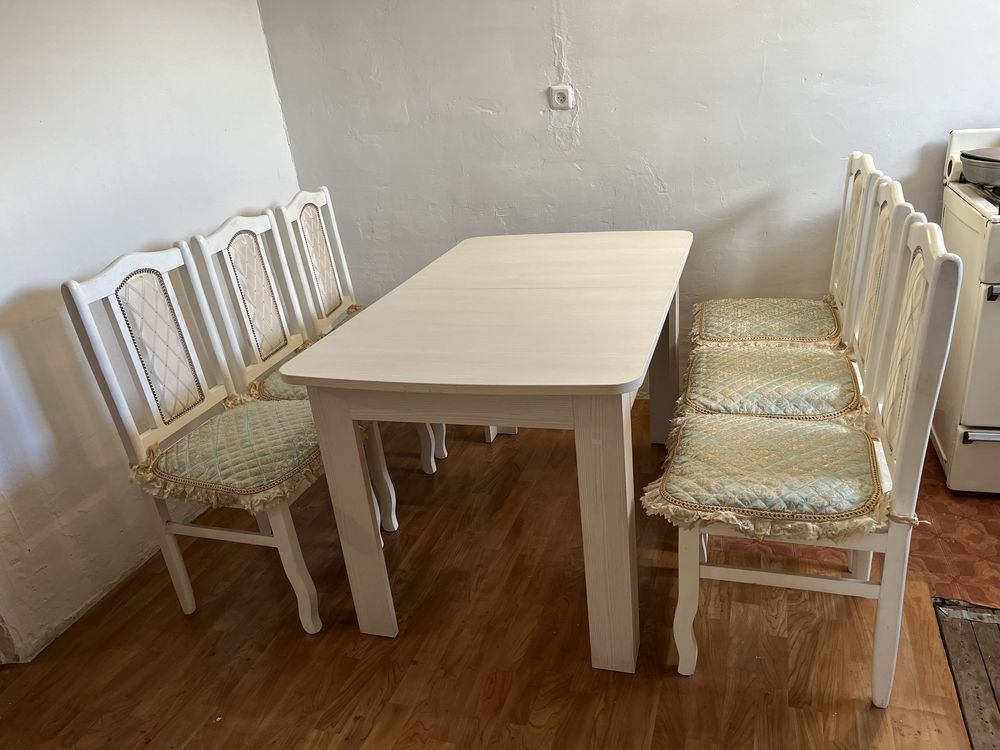 Продается кухонный стол и стулья