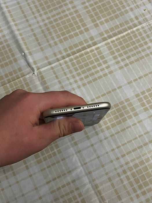 Iphone 11 64gb бял