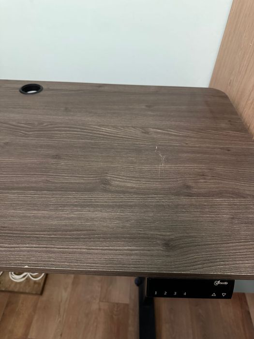 Vând birou, un mic defect(zgârietura din imagine)!