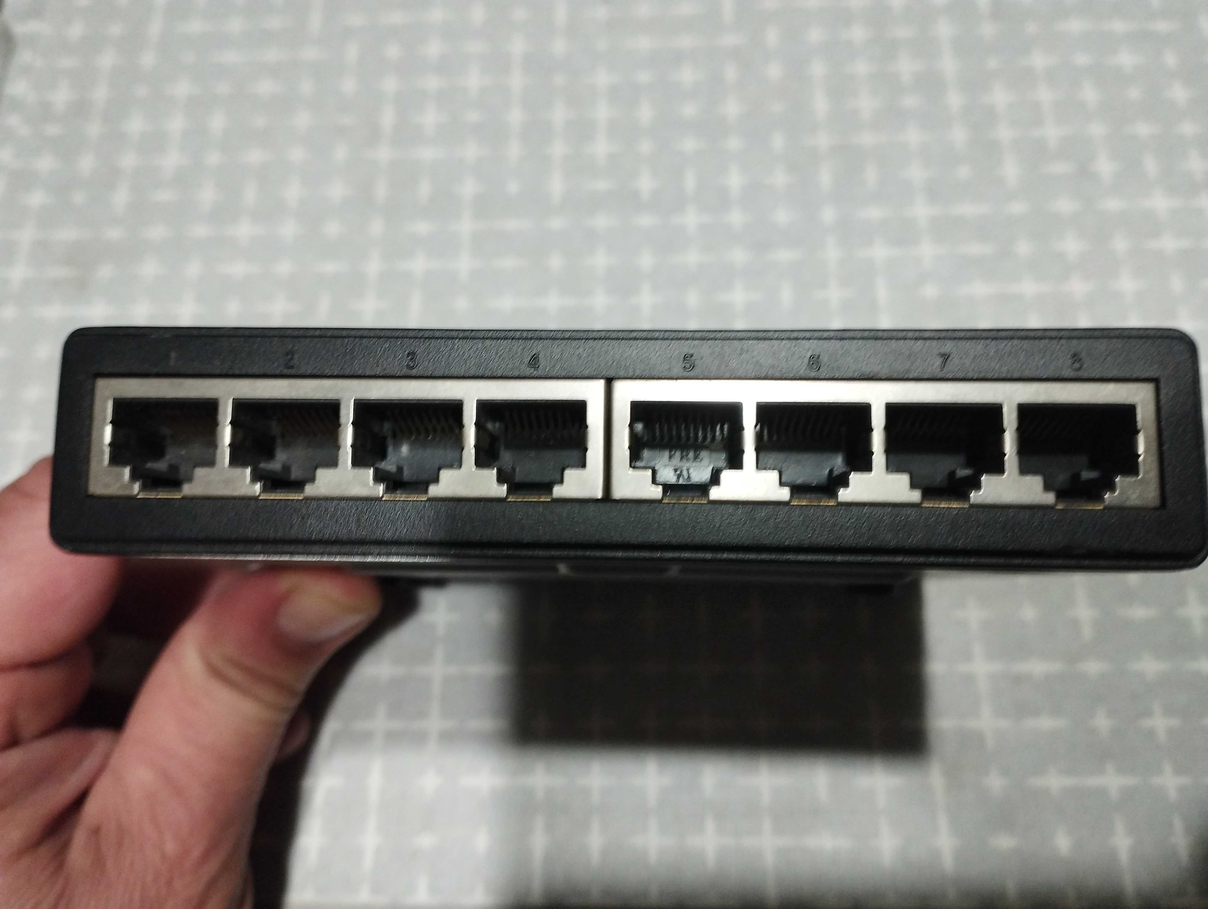 Суич Linksys (Cisco) 8 порта с входно напрежение 9 - 12 волта.