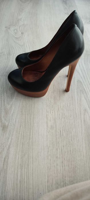 Черни токчета с дървена платформа