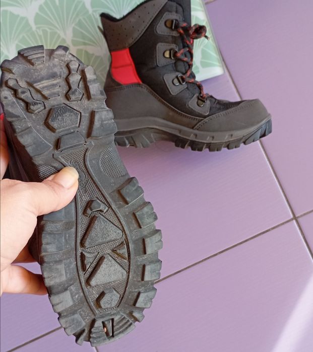 Подаряват се детски ботуши