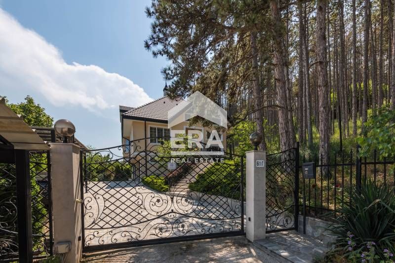 Многофамилна, триетажна, обзаведена къща за продажба, с двоен гараж и