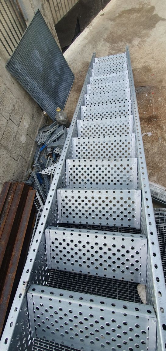 Scari zincate 75x27cm cu 12 trp