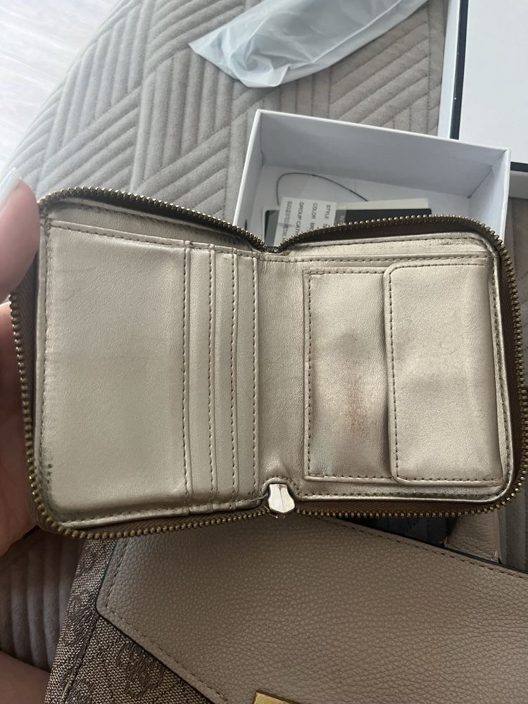 Чанта и портмоне Guess