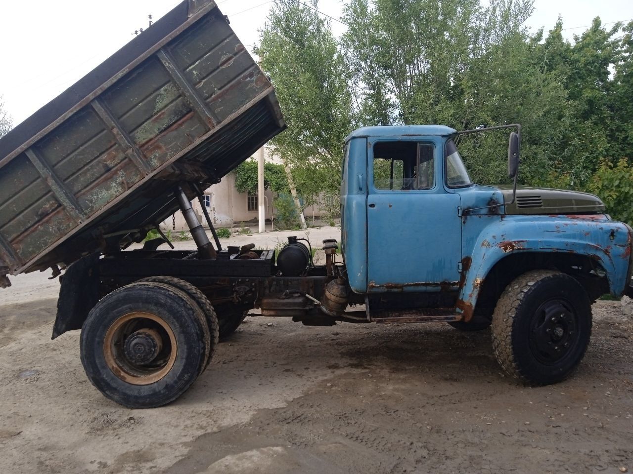Zil 130 sotiladi.