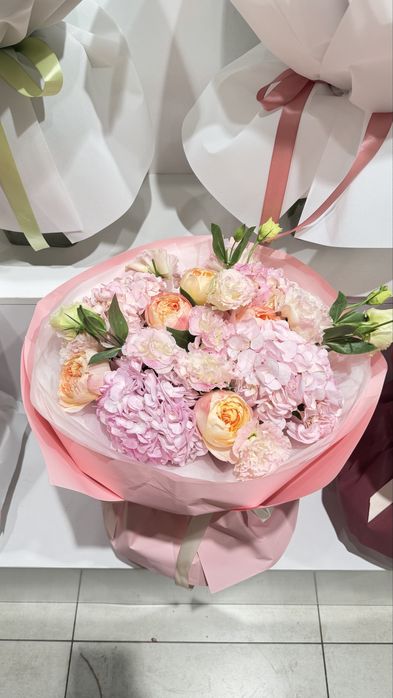 Букет из пионовидных джульетты и с гортензиями