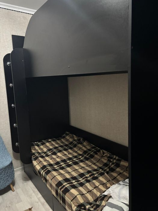 Кровать двухярусная в хорошем состоянии, торг есть,  в комплекте шкаф.