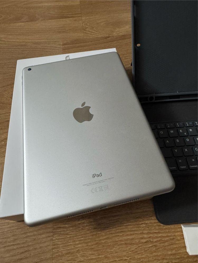Tableta iPad gen 9 2021 stare foarte buna cu accesoriile din poze