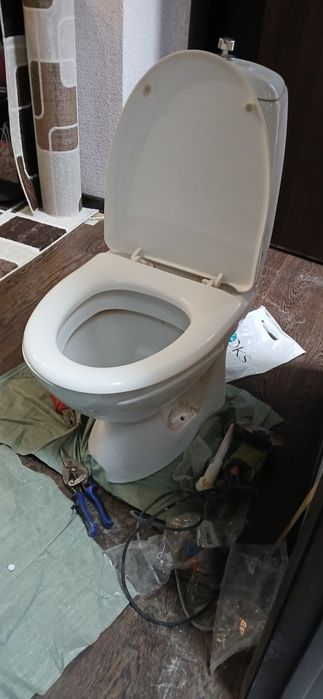 Продам б/у унитаз с бочком в отличном состоянии