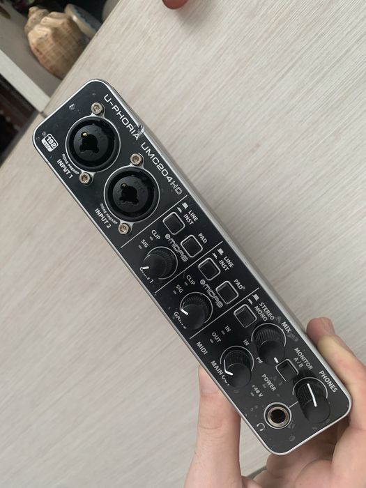 Звуковая карта Behringer UMC204HD