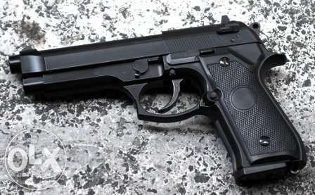 Pistol *SEMI AUTOMAT* Beretta V.2 (Cu Aer Comprimat CO2) Nou Airsoft