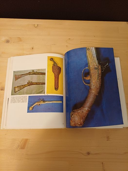 Arme in muzeele din Romania, Ed. Meridiane 1973
