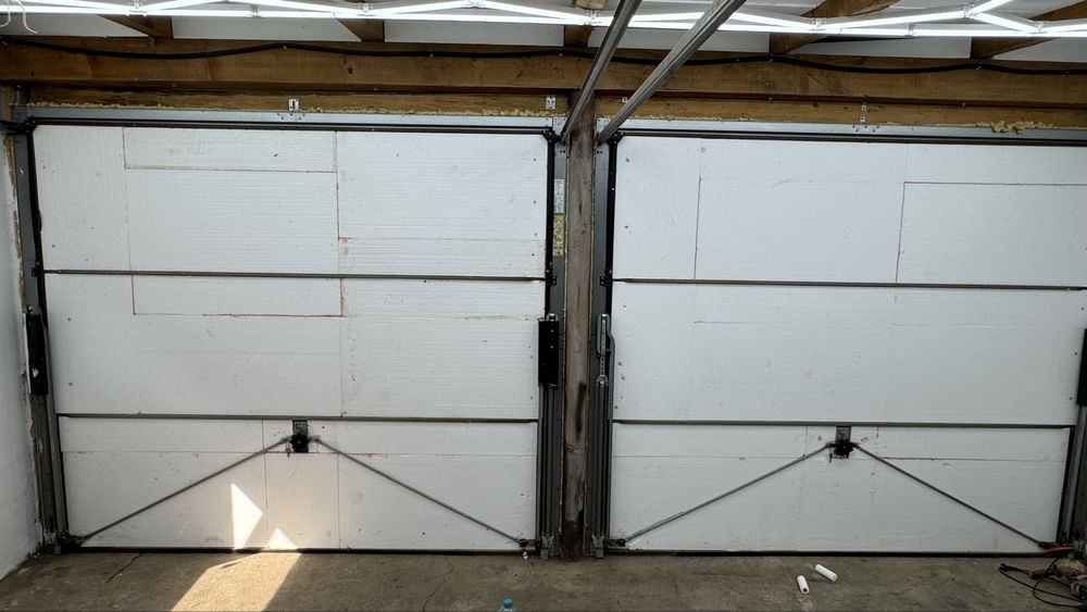 De vanzare 2 porti de garaj basculante