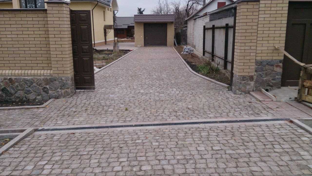 Гранитни павета, каменни настилки, тротоарни плочи. Проект на място.