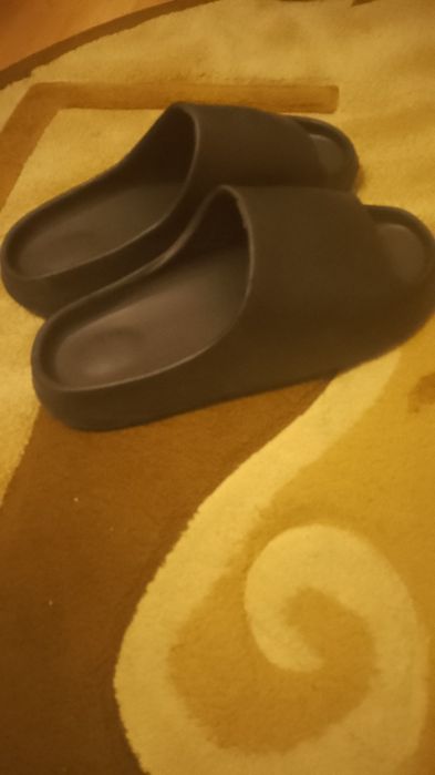Slapi yeezy slides