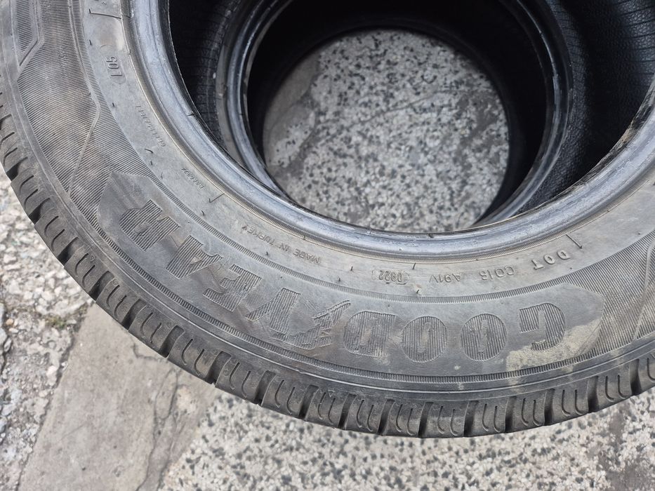 2бр. 215/65/15C гуми бус Goodyear Efficient Grip бусови гуми цетки