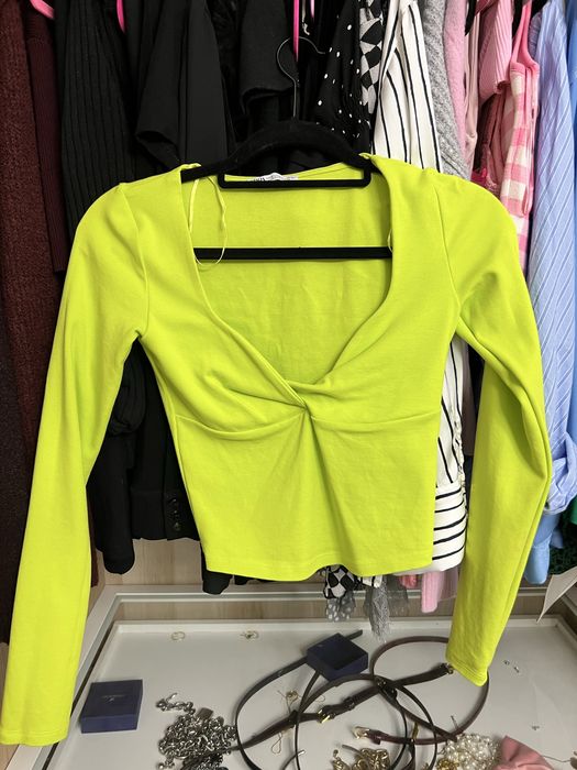 Неонова къса блуза с дълъг ръкав Zara