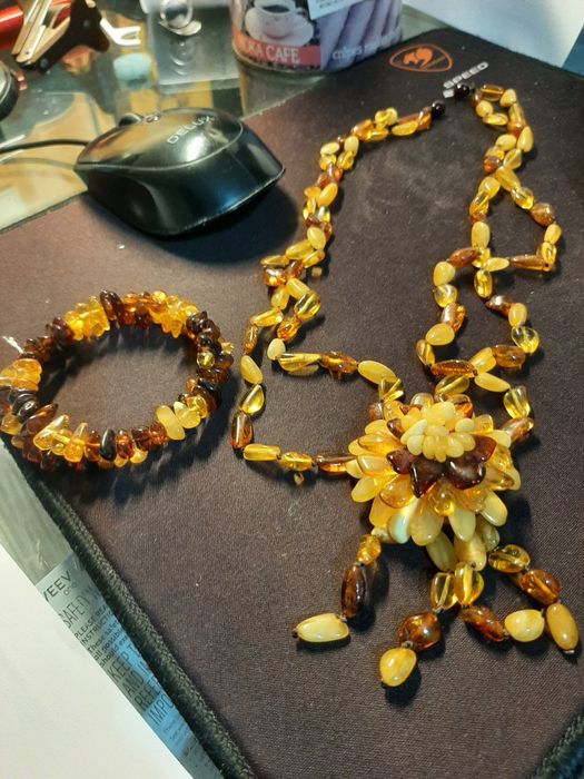 колие и гривна с руски кехлибар