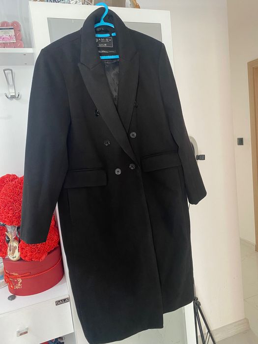 Дълго черно палто