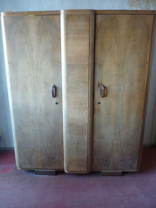 Стар дървен шкаф