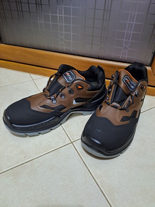 Vând bocanci Exena, noi.